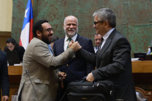 Fotografía cedida por la Cámara de Diputadas y Diputados de Chile que muestra, de izquierda a derecha, al ministro de Educación de Chile, Nicolás Cataldo, al ministro del Interior, Álvaro Elizalde, y al ministro de Hacienda, Mario Marcel, durante una sesión de la Cámara de Diputados este miércoles, en el Congreso Nacional de Chile en Valparaíso (Chile). EFE/ Cámara de Diputadas y Diputados de Chile