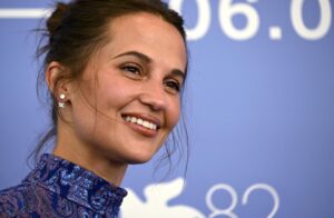 El actor británico Jude Law y la sueca Alicia Vikander protagonizaron este domingo la alfombra roja del Festival de Venecia por el estreno de la película 'The wizard of the Kremlin', en la carrera por el León de Oro.
EFE/EPA/RICCARDO ANTIMIANI
