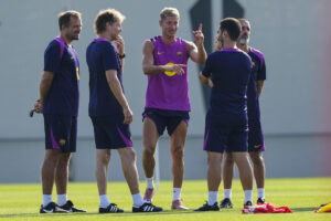 El delantero polaco del FC Barcelona Robert Lewandowski, durante un entrenamiento del equipo el pasado jueves. EFE/Alejandro García
