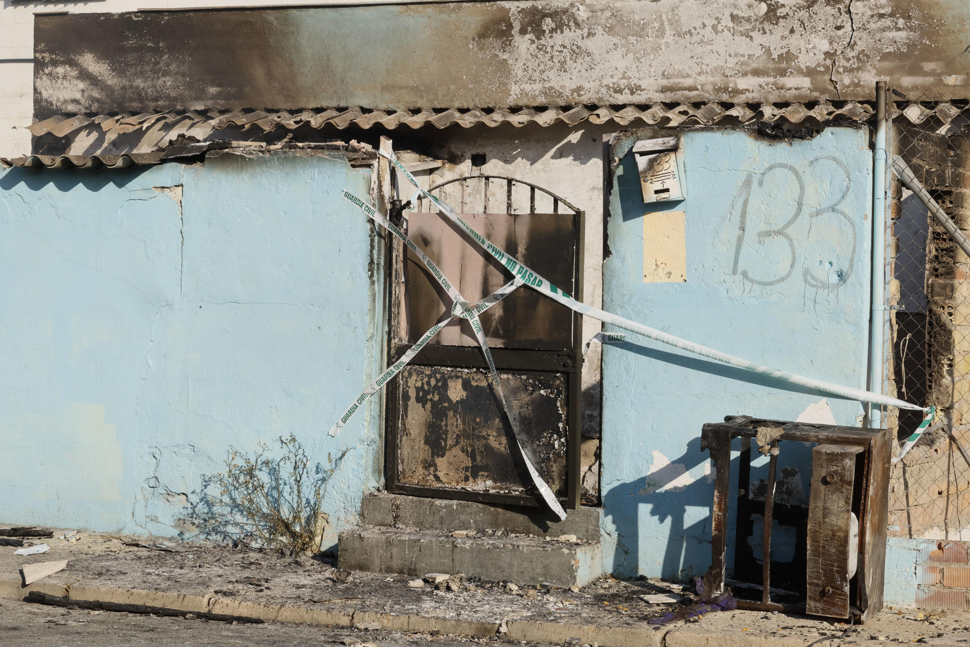 Vivienda de la calle camino Viejo en Tomares (Sevilla) donde esta madrugada ha muerto una mujer en el incendio de la misma. EFE/ José Manuel Vidal
