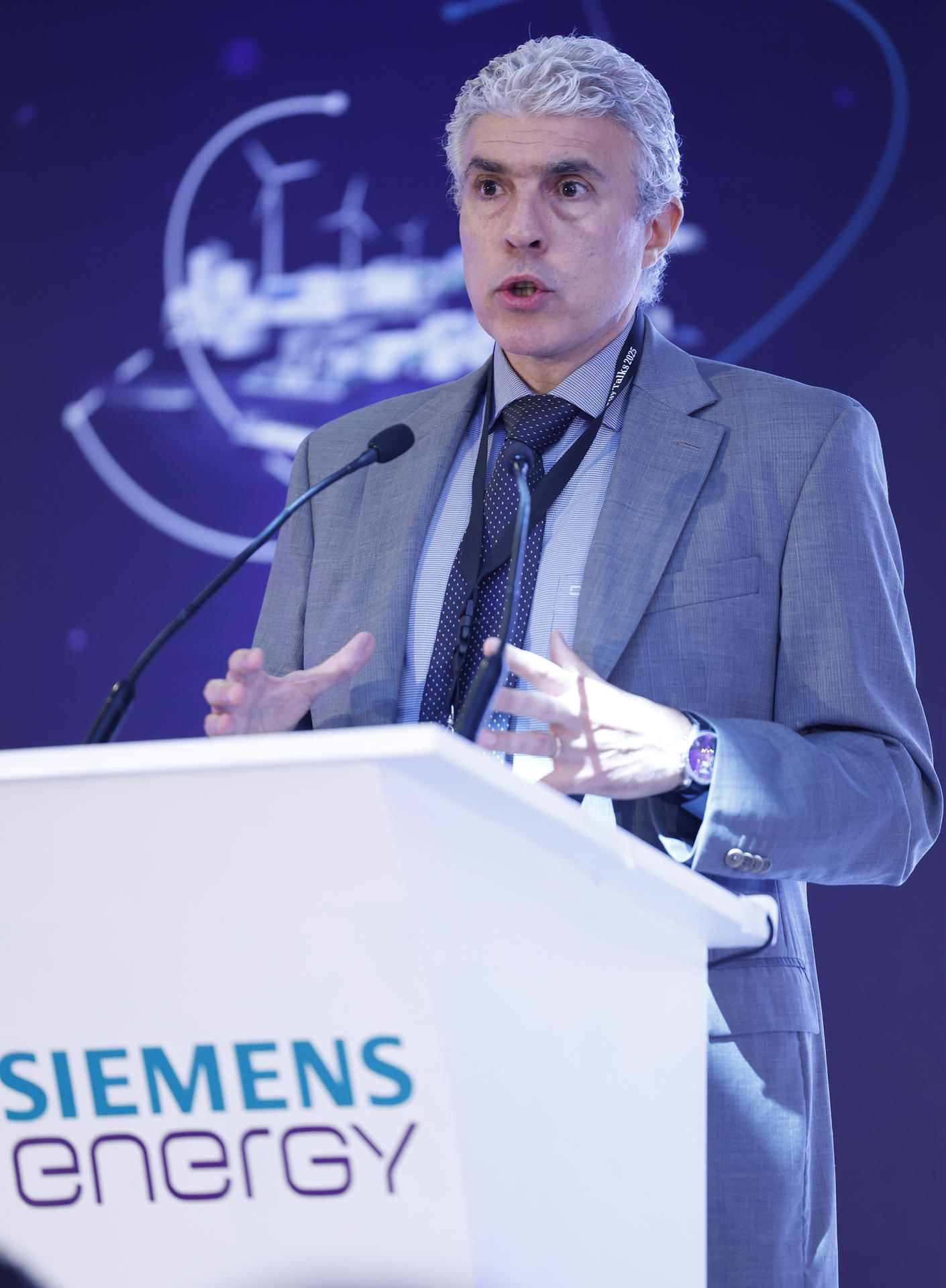 El vicepresidente de Siemens Energy México, Centroamérica y el Caribe, Javier Pastorino, habla durante el foro ‘Energy Talks 2025’ este jueves, en la Ciudad de México (México). EFE/ Sáshenka Gutiérrez