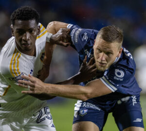 El delantero brasileño de Pachuca Alexandre Zurawski, "Alemao", pugna con Carlos Garcés (i), de Los Angeles Galaxy, durante un partido de la Leagues Cup. EFE/Armando Arorizo