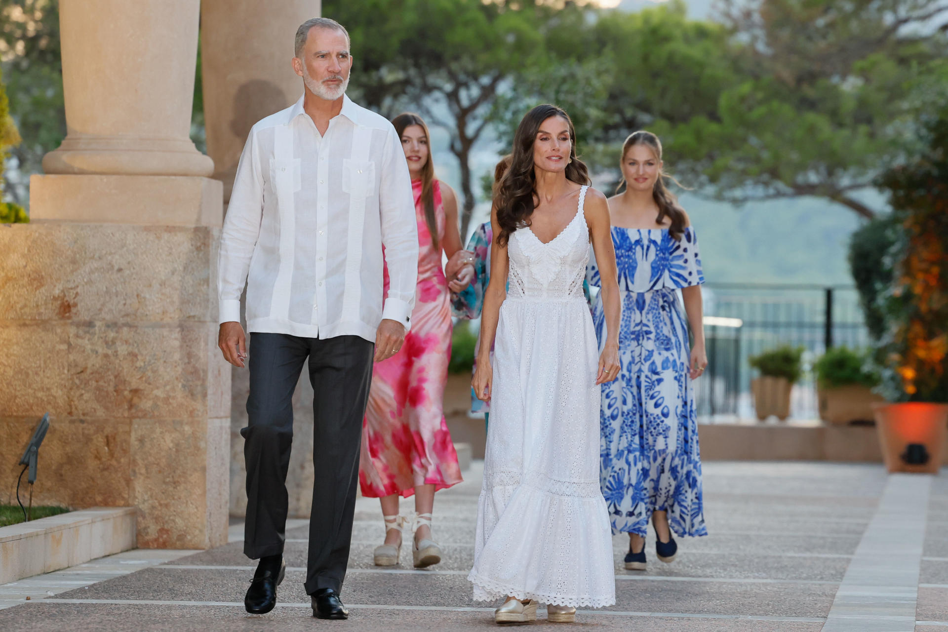 (i-d) Los reyes Felipe VI y Letizia y la princesa Leonor (fondo) ofrecen la tradicional recepción a las autoridades de Baleares y a una representación de la sociedad balear, este lunes en el Palacio de Marivent. EFE/Ballesteros
