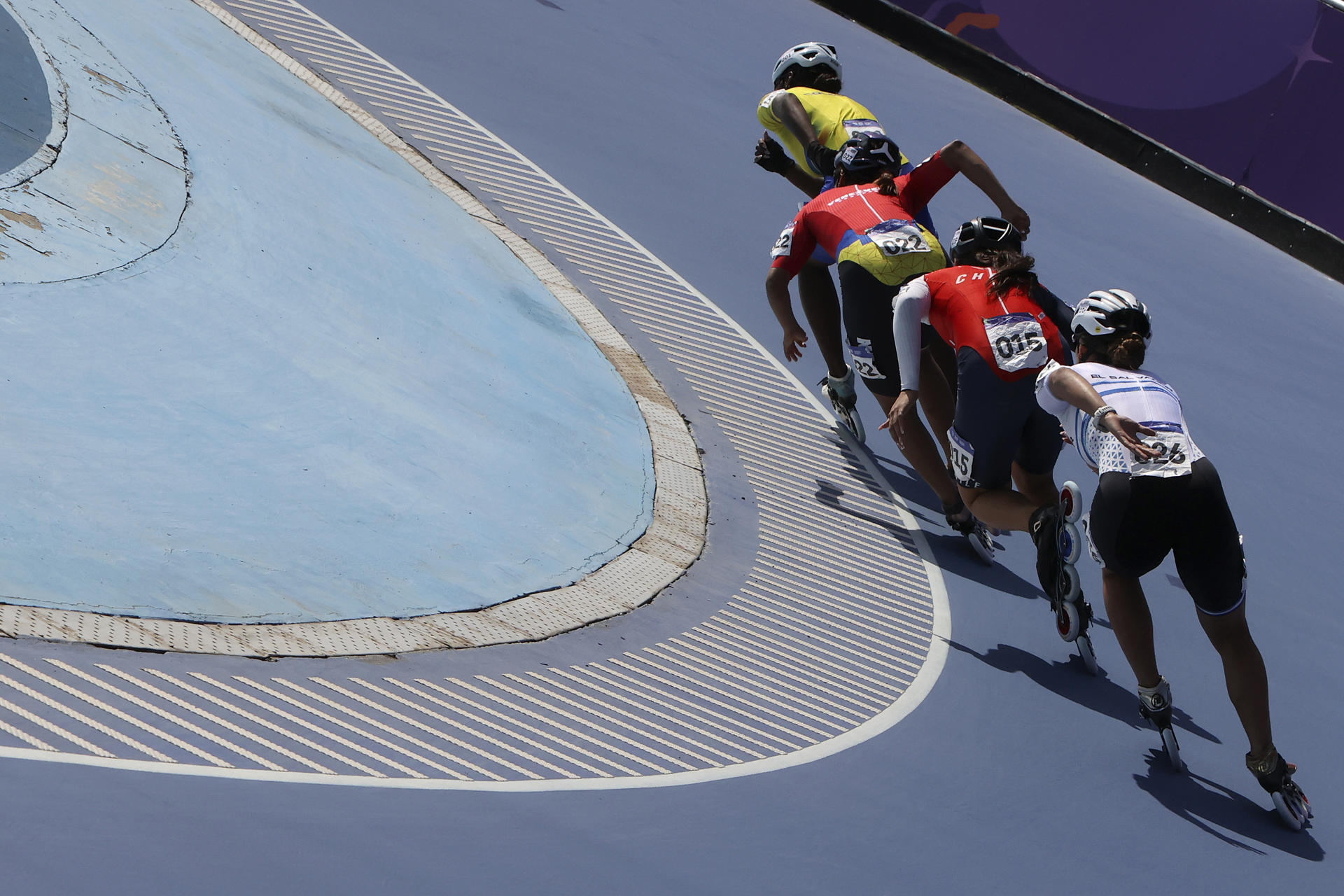 Atletas compiten en la categoría patinaje velocidad 500 metros distancia individual femenino en los II Juegos Panamericanos Junior este miércoles, en Luque (Paraguay). EFE/Rodrigo Sepulveda
