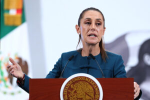La presidenta de México, Claudia Sheinbaum, habla durante una rueda de prensa este lunes, en el Palacio Nacional de la Ciudad de México (México). EFE/ Mario Guzmán