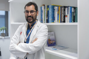 El psiquiatra infantil del Hospital Universitario Marqués de Valdecilla de Santander Miguel Mamajón está a cargo del 'Programa pantallas', una iniciativa pionera para prevenir y tratar el uso excesivo de las pantallas en niños y adolescentes con un abordaje individual y también grupal, con sesiones en las que participan los menores con sus padres. EFE/Román G. Aguilera