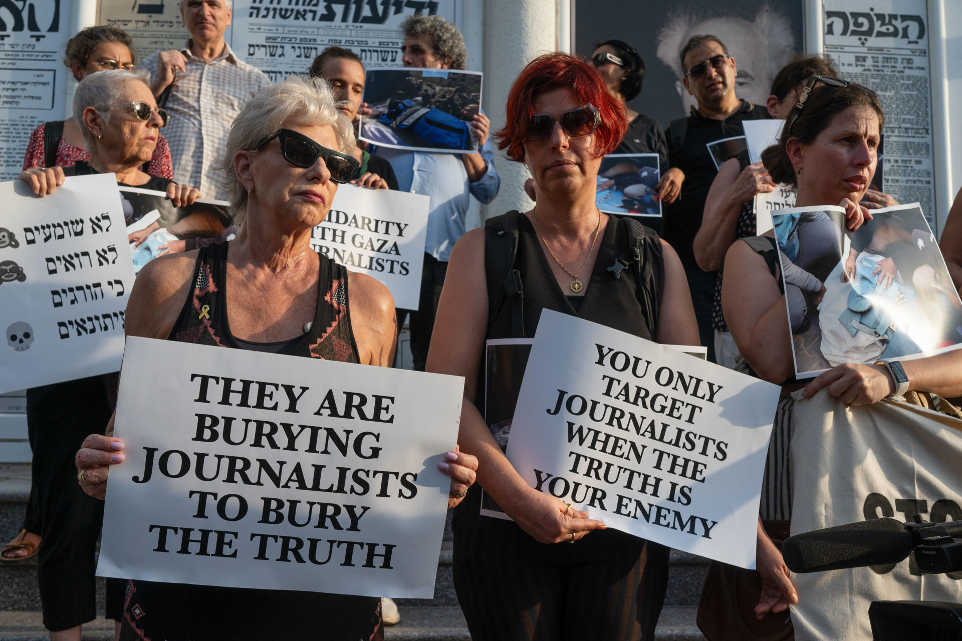 Una treintena de periodistas israelíes protestaron este miércoles en el centro de Tel Aviv por el asesinato, a manos del Ejército israelí, de decenas de reporteros palestinos en la Franja de Gaza. "Dejad de asesinar a periodistas en Gaza", podía leerse, en inglés, árabe y hebreo, en una de las pancartas exhibidas por el grupo, que se concentró en silencio durante una media hora en los escalones de entrada a la sede de la Asociación Nacional de Periodistas Israelíes. EFE/Magda Gibelli