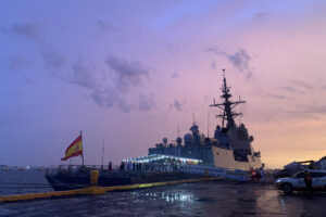 MANILA, 16/08/2025.- La fragata Méndez Núñez de la Armada española en el puerto de Manila el 11 de agosto de 2025, después de integrar el grupo de combate del portaaviones británico Prince of Wales en el marco de la operación internacional Highmast. La fragata Méndez Núñez de la Armada española arrojó un balance "más que positivo" de sus operaciones en el grupo de combate del portaaviones británico Prince of Wales, afirmó a EFE el comandante Jaime Muñoz-Delgado Pérez, una misión que concluyó en aguas del Indopacífico donde España aspira a contar con mayor presencia. EFE/ David Asta Alares