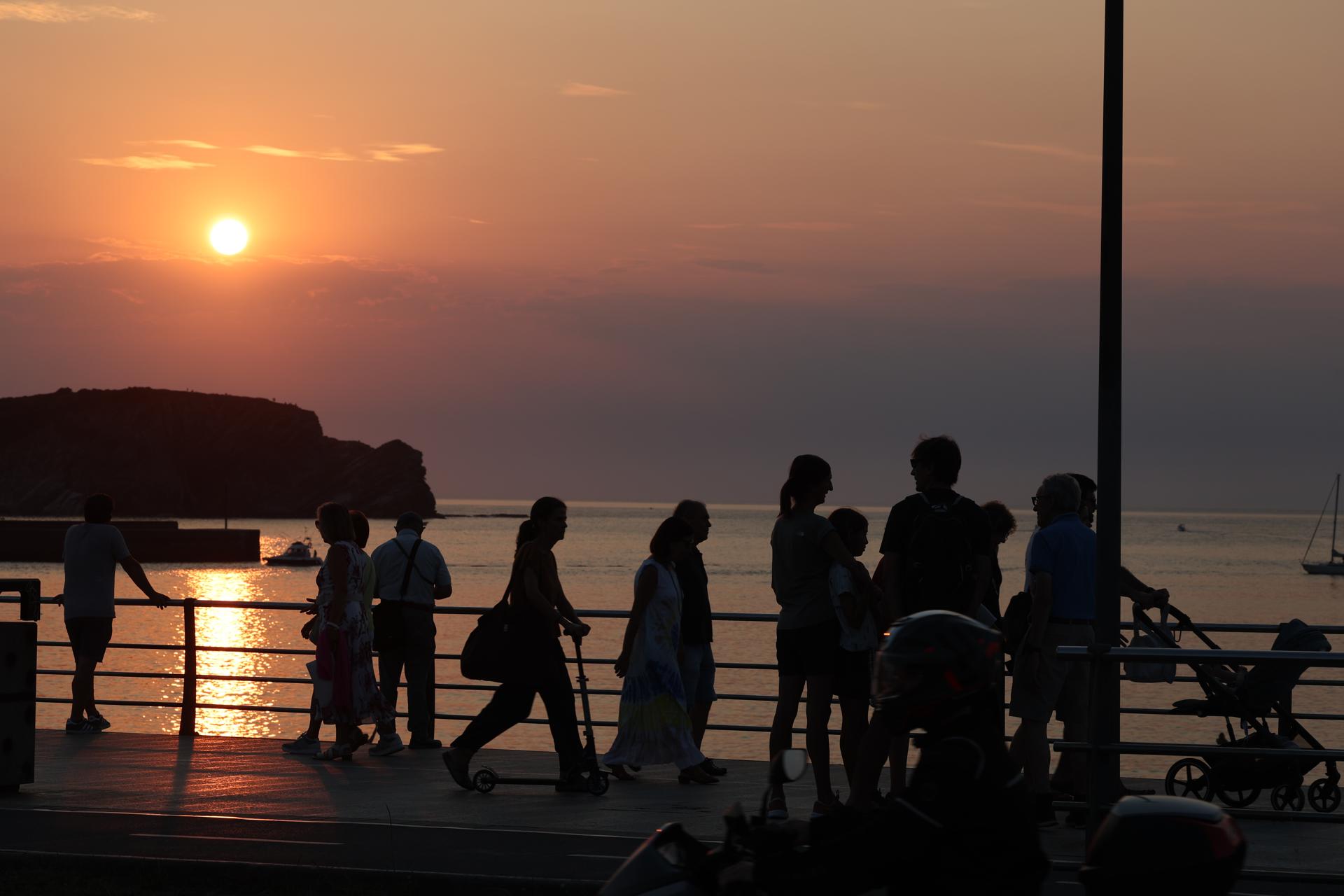 Atardecer este domingo en la localidad marinera de Plentzia en un día de verano, en el Cantábrico. EFE/Luis Tejido