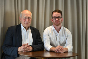 Los médicos británicos que operaban en Gaza, Graeme Groom (i) y James Smith, durante una entrevista en Madrid. La situación actual de Gaza es la más "más perversa y distópica imaginable" que se haya dado en la Franja; frente a otros estados europeos, España ha demostrado "un liderazgo moral y político claro" para aliviarla, pero falta aún que ese compromiso se canalice en acción. EFE/ Fernando Villar