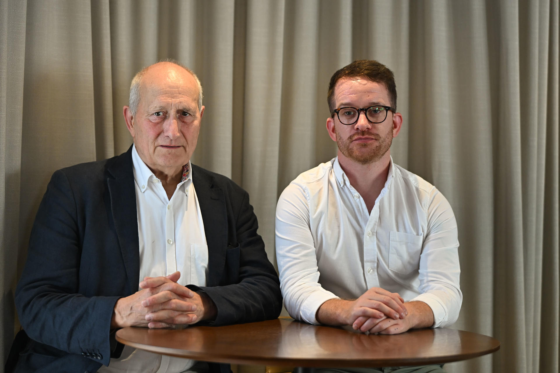 Los médicos británicos que operaban en Gaza, Graeme Groom (i) y James Smith, durante una entrevista en Madrid. La situación actual de Gaza es la más "más perversa y distópica imaginable" que se haya dado en la Franja; frente a otros estados europeos, España ha demostrado "un liderazgo moral y político claro" para aliviarla, pero falta aún que ese compromiso se canalice en acción. EFE/ Fernando Villar