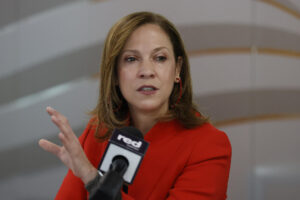 La presidenta ejecutiva de la Cámara de Comercio Colombo Americana (AmChamCol), María Claudia Lacouture, habla durante una entrevista este miércoles, en Bogotá (Colombia). EFE/ Mauricio Dueñas Castañeda