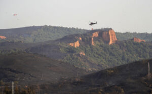 Medios aéreos sobre una zona afectada por el fuego que ha arrasado parte del espacio natural de Las Médulas, catalogado por la Unesco como Patrimonio de la Humanidad y corazón turístico de la comarca leonesa de El Bierzo, que ha dejado una sensación entre los vecinos de vivir un infierno del que tardarán años en salir. EFE/Ana F. Barredo