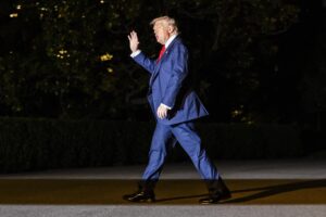 El presidente de Estados Unidos, Donald Trump, al saludar este domingo, 3 de agosto, a su regreso a la Casa Blanca, después de pasar el fin de semana en Bedminster (Nueva Jersey), en Washington DC (EE.UU.). EFE/Jim Lo Scalzo/Pool