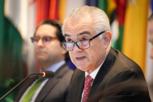 FotografÍa cedida por la Comisión Económica para América Latina y el Caribe (Cepal), donde aparece el secretario ejecutivo, José Manuel Salazar-Xirinachs, hablando en una conferencia este martes, en Santiago (Chile). EFE/ Comisión Económica para América Latina y el Caribe