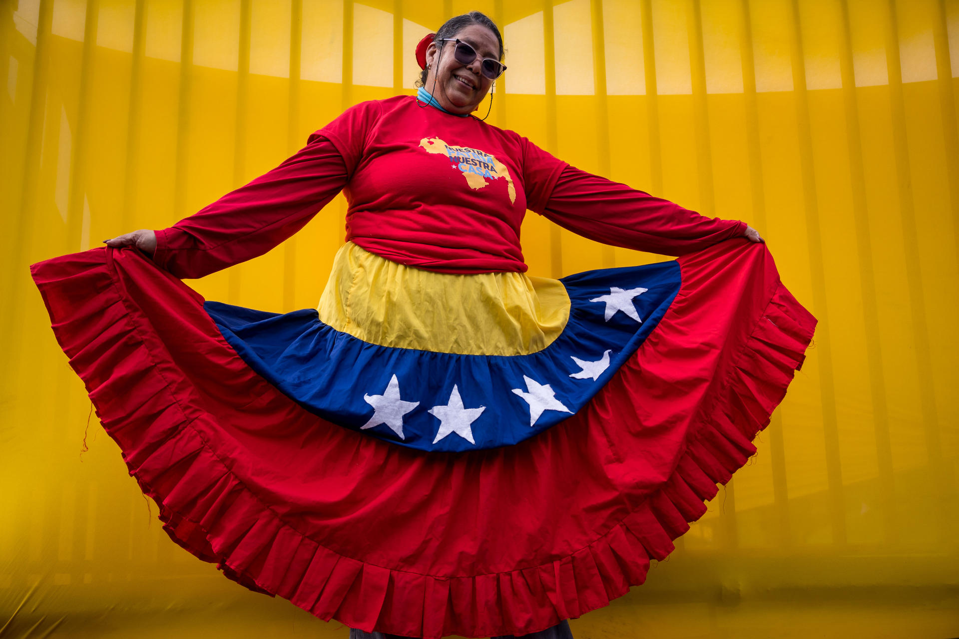 La maestra y simpatizante chavista Elle Lopez posa durante una manifestación este viernes, en Caracas (Venezuela). EFE/ Miguel Gutiérrez