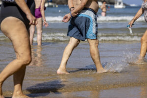 Varias personas pasean por la orilla de la playa de La Concha de San Sebastián este jueves. EFE/Javier Etxezarreta