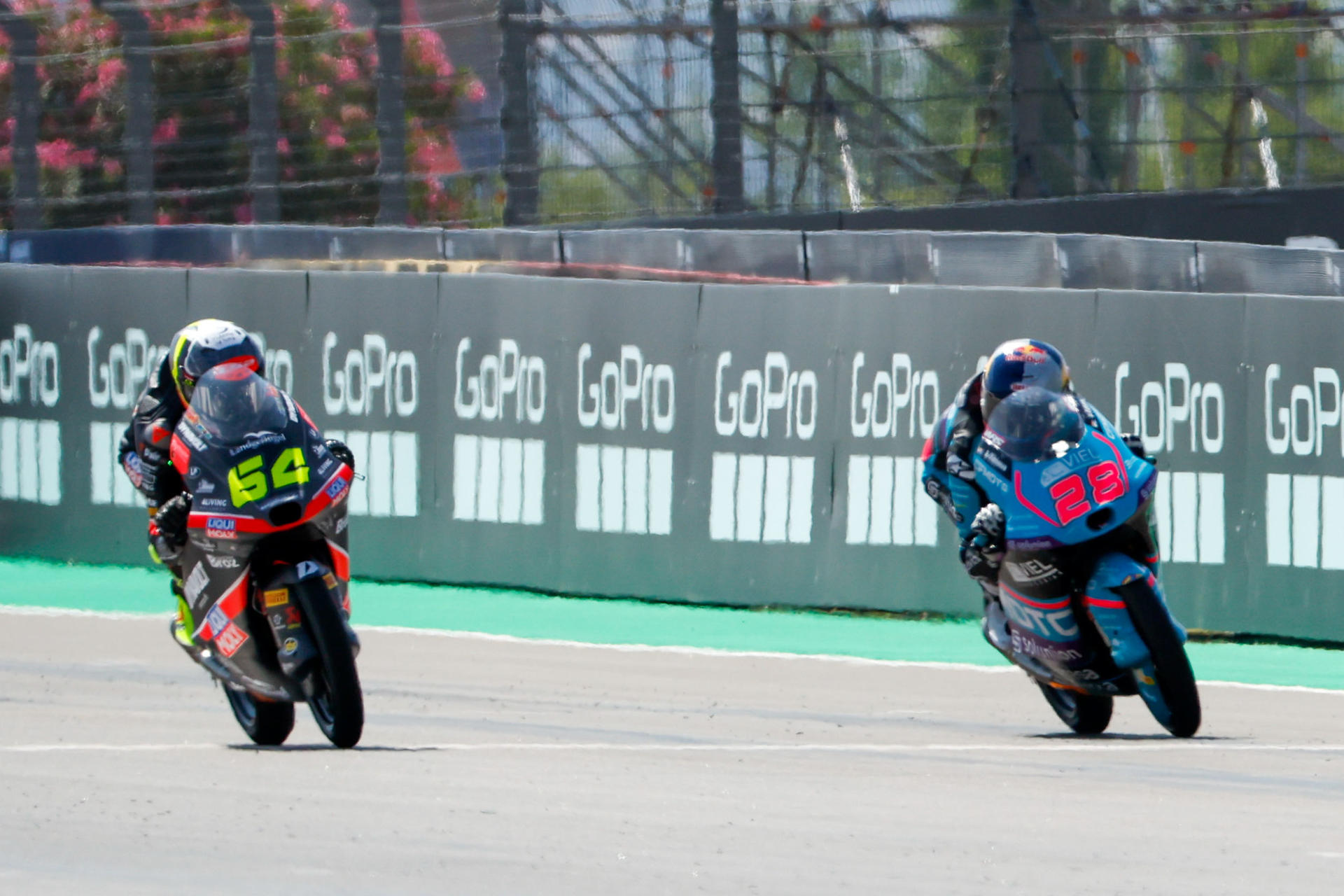 Fortografía de Javier Cebollada en la que puede verse una foto de archivo del 8 de junio de 2025 del piloto español de Moto3 Máximo Quiles (d) y su compatriota David Muñoz compitiendo en la carrera de Moto3 del Gran Premio de Aragón de MotoGP.