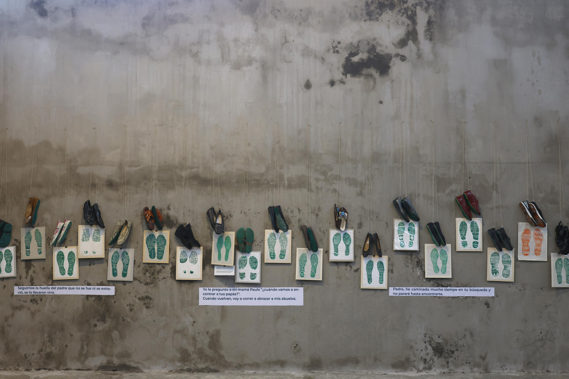 Fotografía de una intervención en un muro con zapatos en la muestra 'Huellas de la Memoria' este sábado, en Guadalajara (México). EFE/ Francisco Guasco
