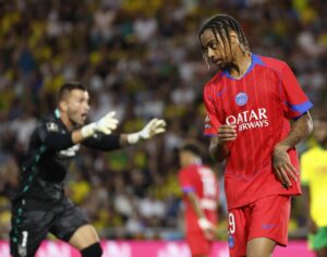 Fotografía de Mohammed Badra, en la que puede verse en una imagen del pasado 17 de agosto al futbolista Bradley Barcola (d), del PSG, durante un partido. EFE