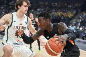 Dennis Schröder, base internacional alemán junto a Ignas Sargiunas de Lithuania en Tampere,Finlandia. EFE/EPA/KIMMO BRANDT