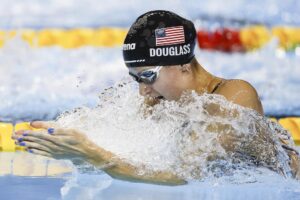 La nadadora estadounidense Kate Douglass compite en la final de 200 metros braza en los Mundiales de Natación de Singapur, en la que este viernes ha logrado la medalla de oro. EFE/RUNGROJ YONGRIT