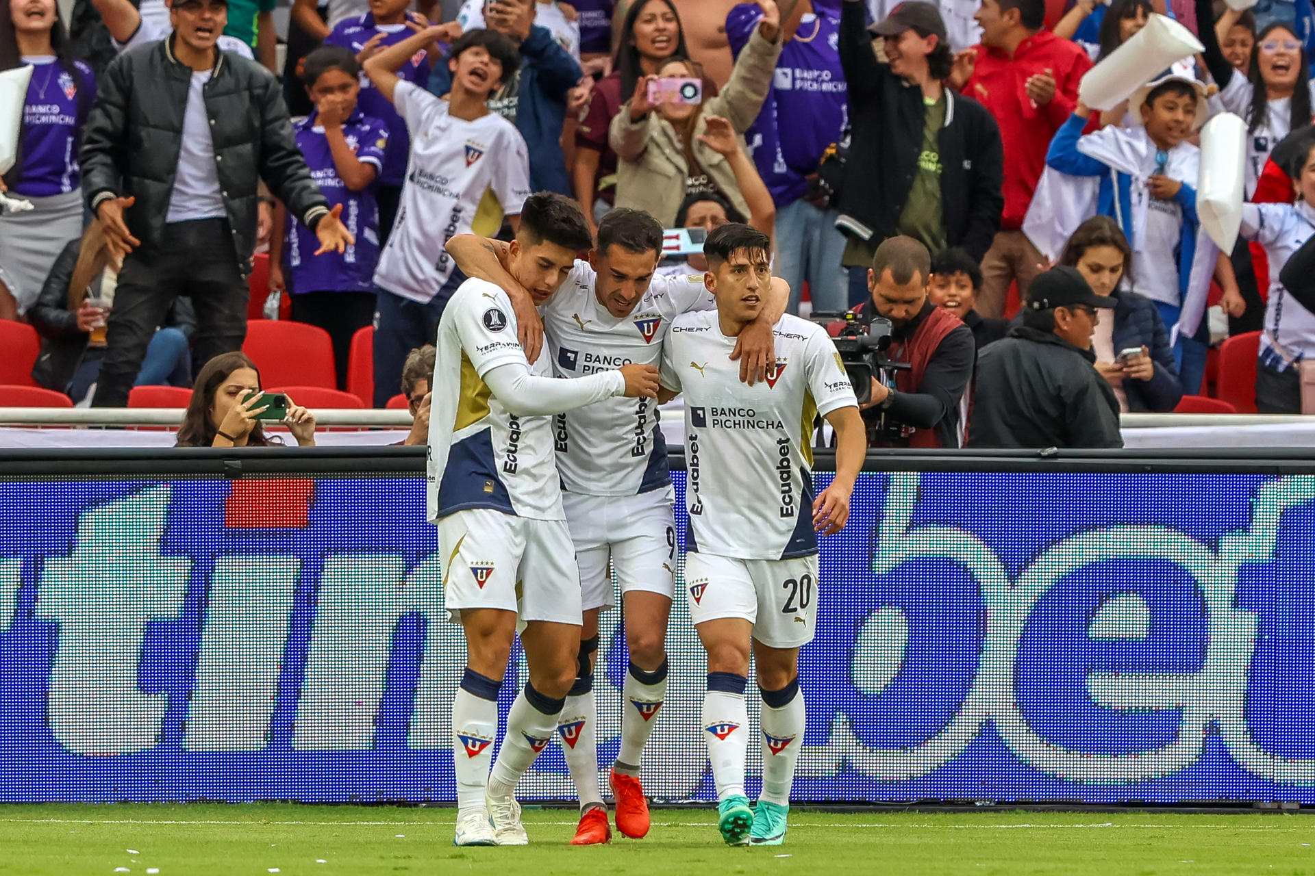 Jugadores de LDU Quito celebran un gol en un partido de los octavos de final de la Copa Libertadores entre LDU Quito y Botafogo en el estadio Casa Blanca, en Quito (Ecuador). EFE/ STR