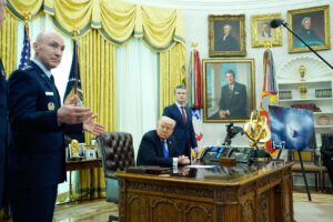 Fotografía de archivo del presidente de Estados Unidos, Donald Trump (c), junto con el secretario de Defensa, Pete Hegseth (d), y el jefe del Estado Mayor de la Fuerza Aérea, general David Allvin (i), en la Casa Blanca, en Washington. EFE/YURI GRIPAS / POOL