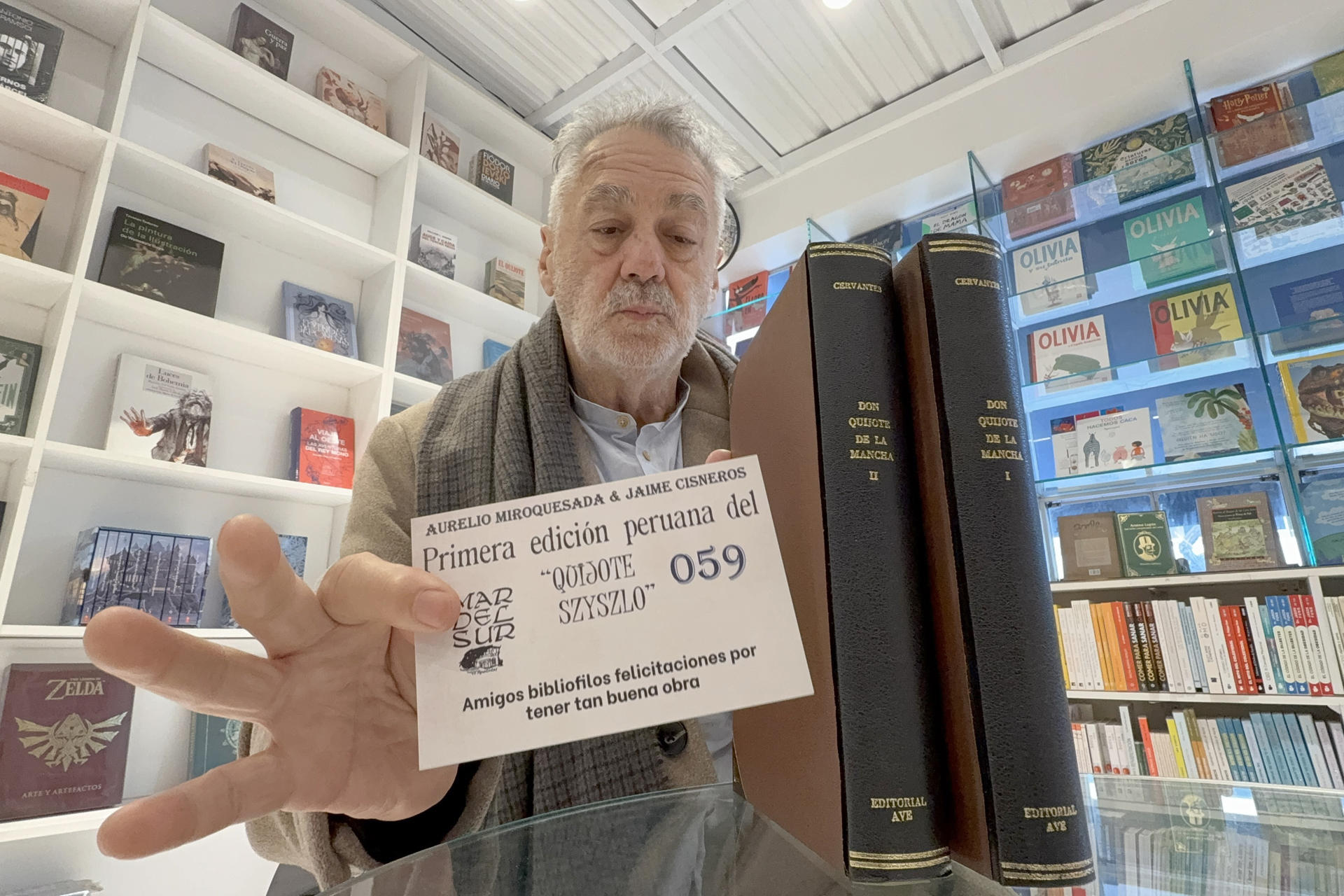 El coleccionista Horacio Rico muestra un reconocimiento de un libro de 'Don Quijote de la Mancha' durante una entrevista con EFE este viernes, en Lima (Perú). EFE/ Mikhail Huacán