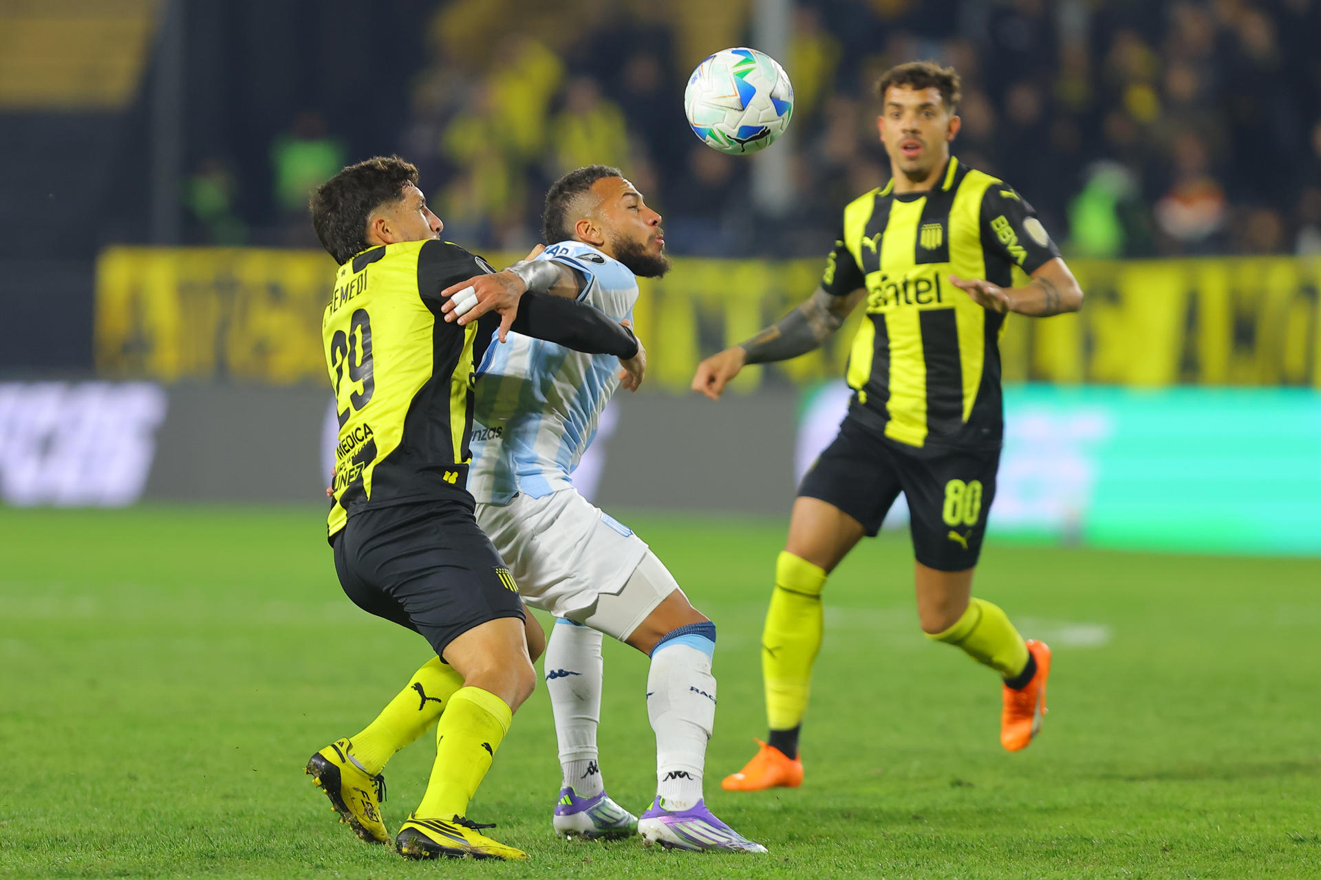 Eric Remedi (i) de Peñarol disputa el balón con Duván Vergara de Racing durante un partido de octavos de final de la Copa Libertadores. EFE/ Gastón Britos
