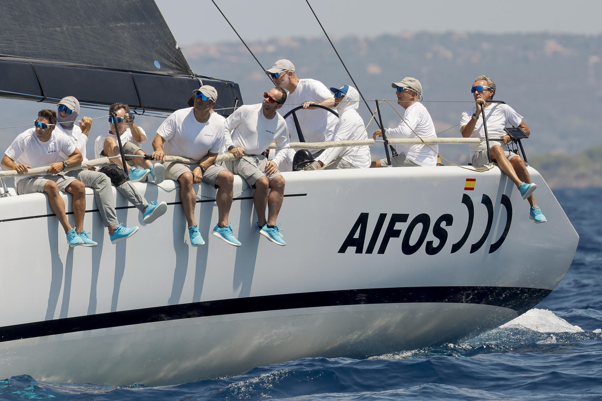 El rey Felipe VI de España, a bordo del 'Aifos' este viernes, durante la cuarta jornada de la 43ª Copa del Rey Mapfre de vela que se disputa en aguas de la bahía de Palma (Mallorca). EFE/ Ballesteros