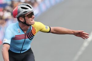 Fotografía de Christophe Petit Tesson, en la que puede verse en una imagen de archivo del 3 de agosto de 2024 al ciclista belga Remco Evenepoel tras ganar la medalla de oro en la prueba de ruta de los Juegos Olímpicos de París 2024. EFE