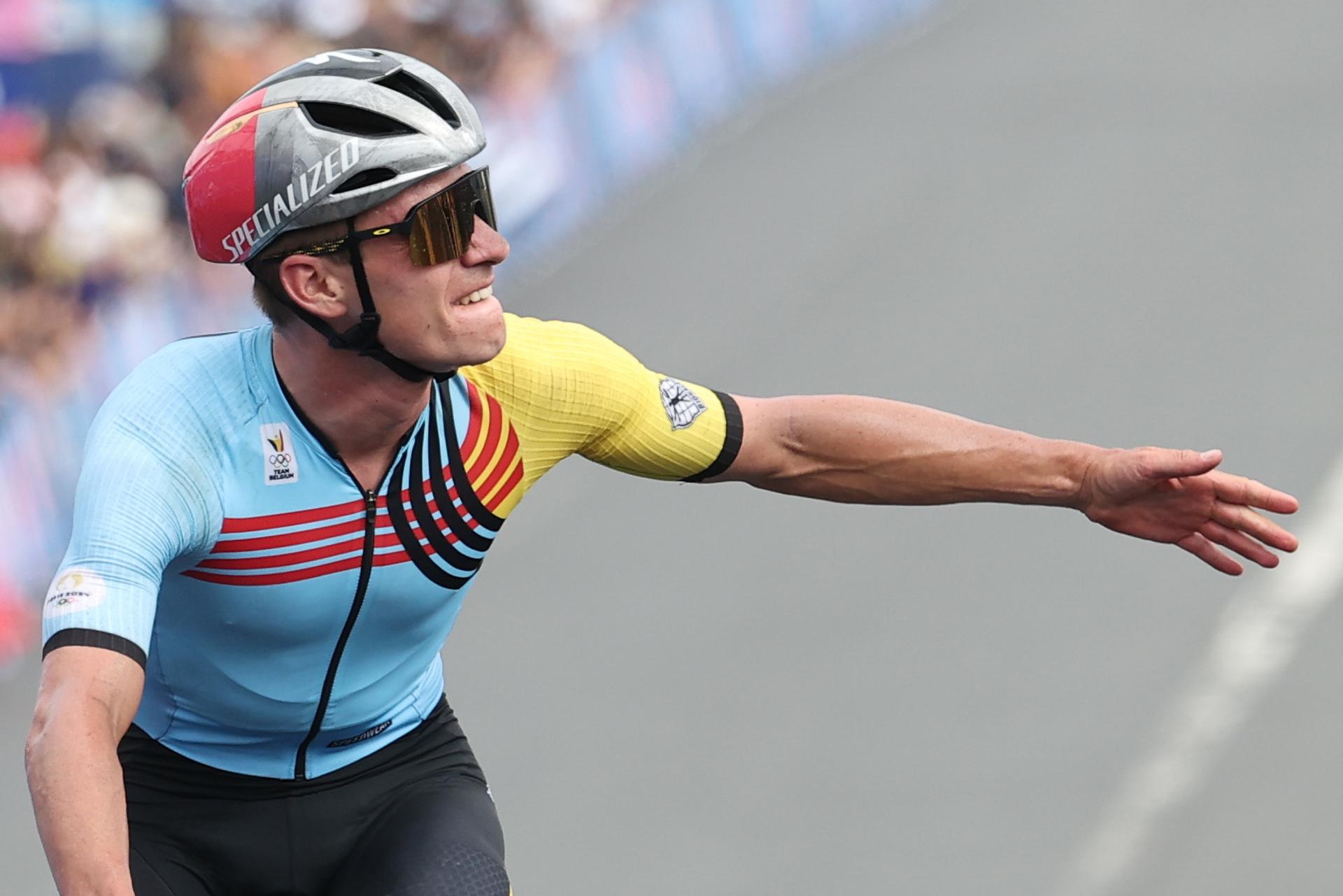 Fotografía de Christophe Petit Tesson, en la que puede verse en una imagen de archivo del 3 de agosto de 2024 al ciclista belga Remco Evenepoel tras ganar la medalla de oro en la prueba de ruta de los Juegos Olímpicos de París 2024. EFE