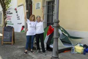 Las activistas extremeñas Ana Pozo e Izaskun Moral han iniciado una huelga de hambre junto a la sede de la Asamblea regional en Mérida ante la "pasividad" de la comunidad internacional frente al "genocidio" que el Estado de Israel está cometiendo contra el pueblo palestino. EFE/Jero Morales