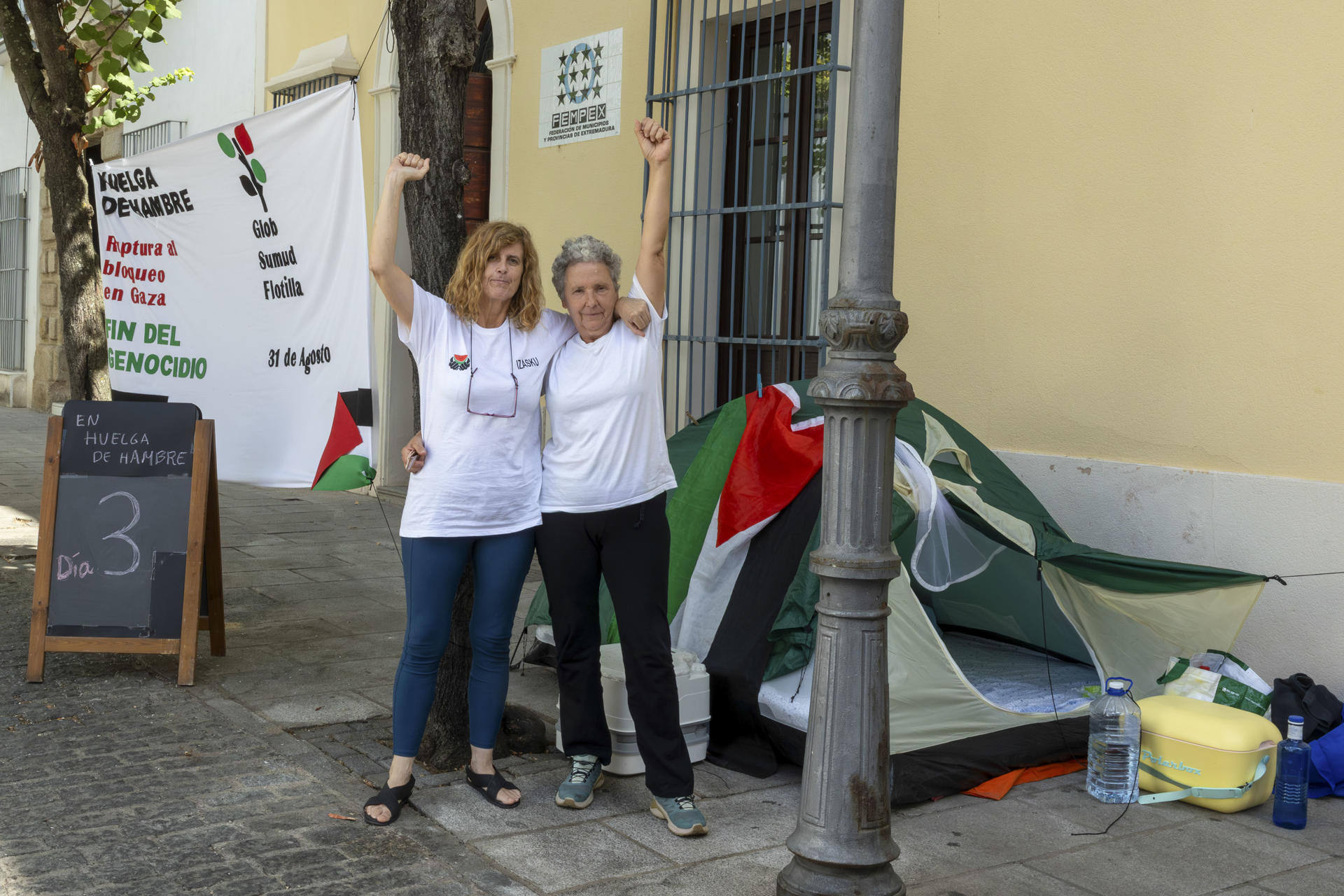 Las activistas extremeñas Ana Pozo e Izaskun Moral han iniciado una huelga de hambre junto a la sede de la Asamblea regional en Mérida ante la "pasividad" de la comunidad internacional frente al "genocidio" que el Estado de Israel está cometiendo contra el pueblo palestino. EFE/Jero Morales
