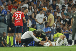 El delantero del Real Madrid Gonzalo García (d) es atendido tras una falta de Abel Bretones (i), por la que recibió tarjeta roja directa. EFE/Mariscal