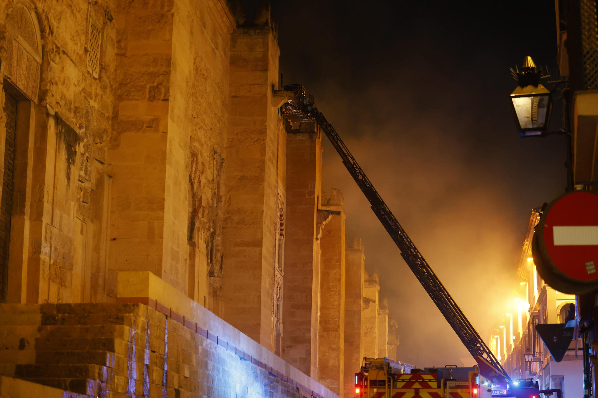 El incendio declarado este viernes en el interior de la Mezquita-Catedral de Córdoba, Patrimonio de la Humanidad, originado en una de las capillas y que se ha extendido hasta las cubiertas, ya está acotado y en proceso de extinción, según han informado a EFE fuentes del Cabildo Catedral. El fuego se habría originado sobre las 21:15 horas en una capilla ubicada en las naves de Almanzor y que se estaba utilizando como almacén de la maquinaria que se usa habitualmente en el templo, aunque se desconocen las causas que han originado las llamas. EFE/ Salas
