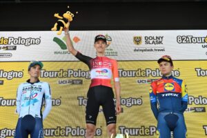 El ciclista británico Ben Turner (C) del equipo Ineos Grenadiers celebra en el podio tras ganar la tercera etapa de la 82.ª edición de la carrera ciclista Tour de Polonia 2024, de 159,3 km, entre Walbrzych y Walbrzych, en Walbrzych, Polonia, el 6 de agosto de 2025. Turner ganó por delante del español Pello Bilbao (izquierda), del equipo Bahrain Victorious, que quedó en segundo lugar, y del italiano Andrea Bagioli (derecha), del equipo Lidl-Trek, que quedó en tercer lugar. EFE/EPA/Maciej Kulczynski POLAND OUT