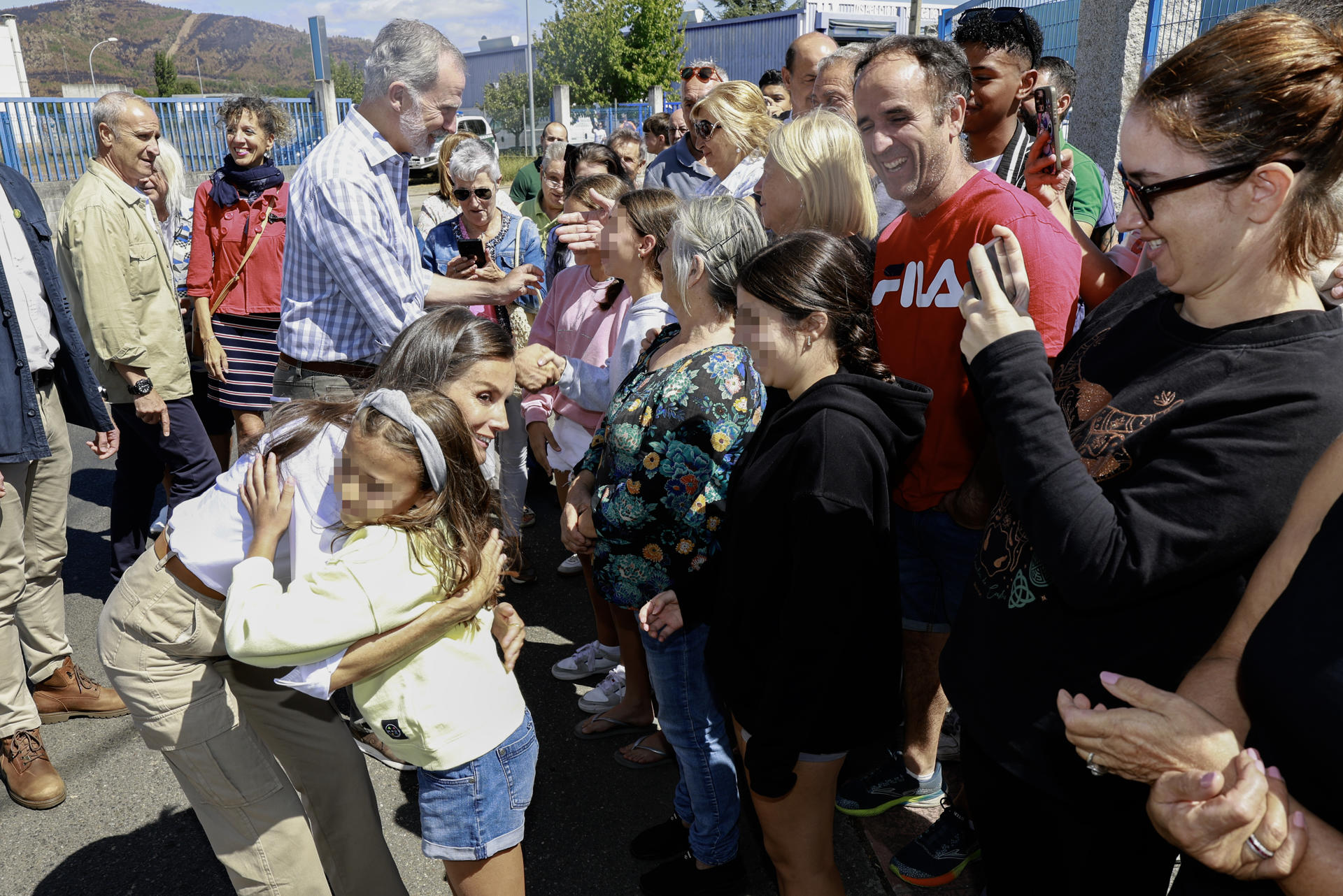 Los reyes Felipe VI y Letizia saludan a varios niños mientras visitan un colegio público de la parroquia de Medieros, en Monterrei (Ourense), donde se reunieron con una representación de vecinos afectados por los incendios, este jueves. EFE/ Francisco Gómez /Casa de S.M. El Rey SOLO USO EDITORIAL/SOLO DISPONIBLE PARA ILUSTRAR LA NOTICIA QUE ACOMPAÑA (CRÉDITO OBLIGATORIO)