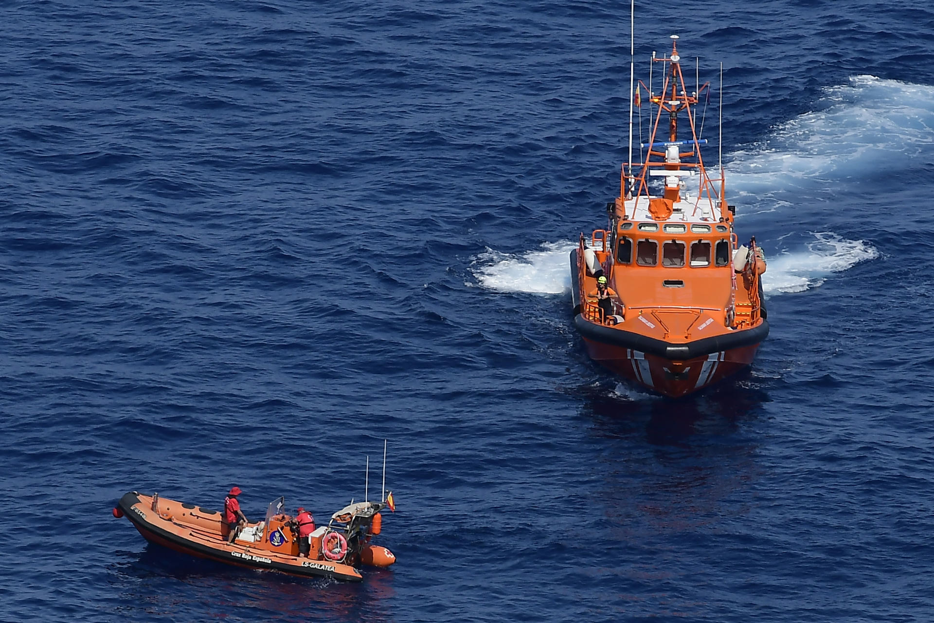 La Guardia Civil ha confirmado este domingo que busca a dos ocupantes de la avioneta acrobática biplaza de la que se encontraron restos a última hora del sábado tras caer al mar sobre las 20:00 frente al faro del Port de Sóller, en Mallorca. EFE/ Miquel A. Borràs
