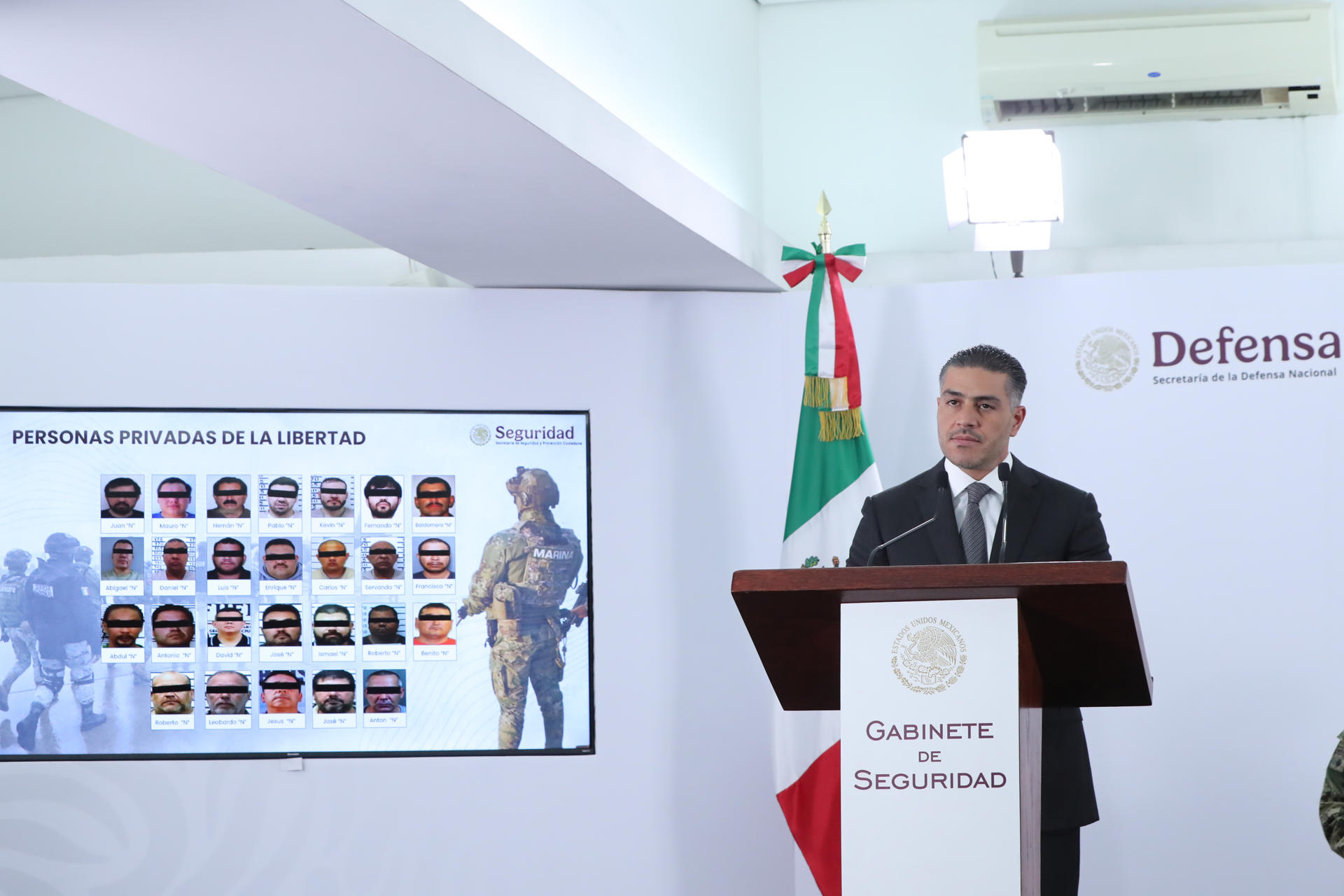 El secretario de Seguridad y Protección Ciudadana (SSPC), Omar García Harfuch, habla durante una rueda de prensa este miércoles, en la Ciudad de México (México). El Gobierno de México defendió el envío de 26 generadores de violencia a Estados Unidos y afirmó que los traslados continuarán si se requieren, como parte de una estrategia para impedir que líderes criminales sigan ordenando secuestros, extorsiones y homicidios desde penales del país. EFE/ Mario Guzmán