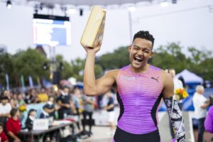 El atleta giego Emmanouil Karalis posa con el queso tras el concurso de la 50 edición de la Athletissima de Lausana (Suiza), penúltima prueba de la Liga Diamante 2025. EFE/EPA/JEAN-CHRISTOPHE BOTT