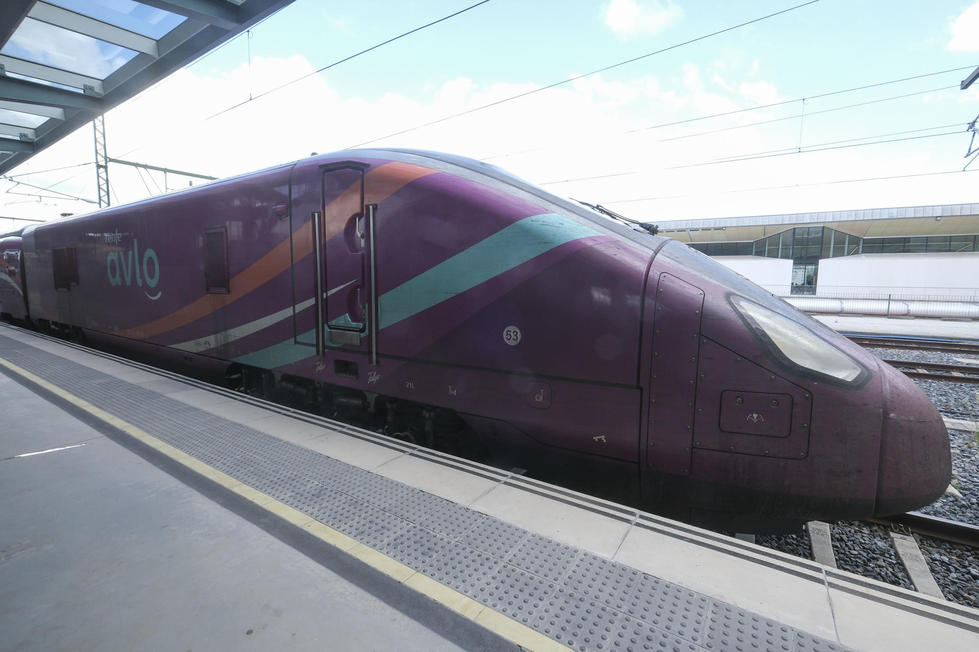 Viajeros esperan para embarcar en sus trenes este miércoles, cuando se ha reestablecido la circulación en tren entre Santiago de Compostela y Madrid, que había permanecido cortada por los incendios. EFE/ Xurxo Martínez
