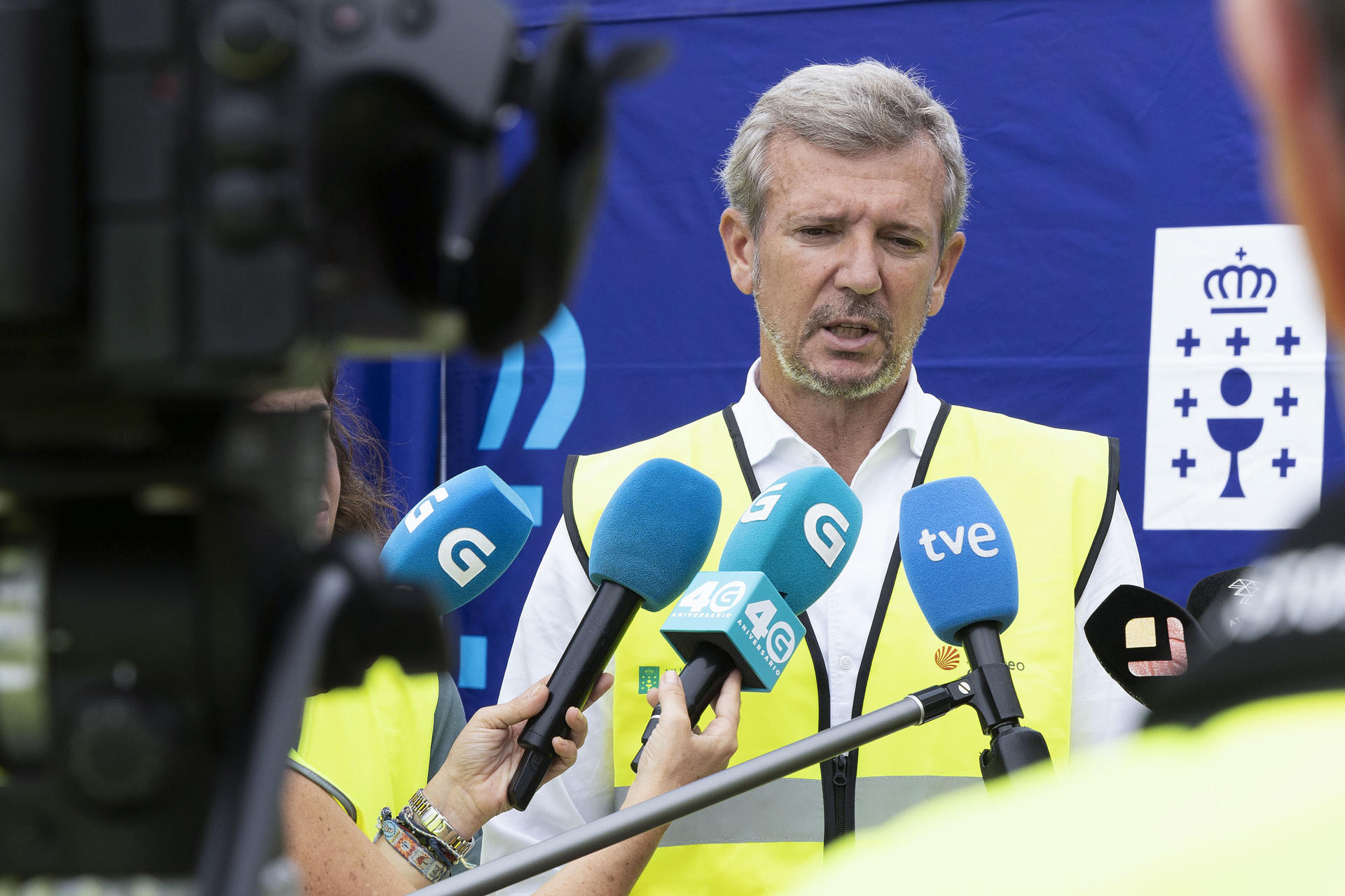 El presidente de la Xunta, Alfonso Rueda, atiende a los medios este lunes en Oia durante su visita a una de las zonas afectadas por los incendios. EFE/ Salvador Sas