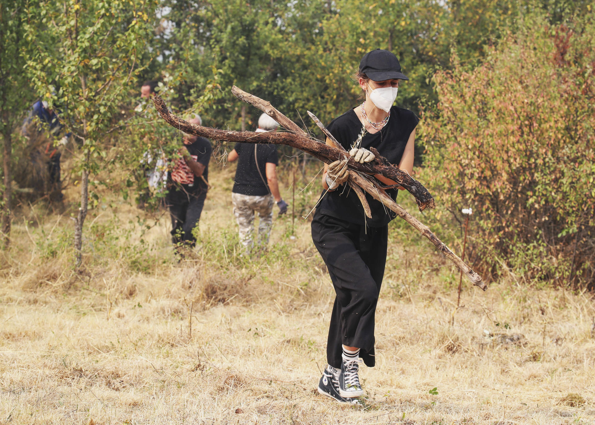 Vecinos de la zona esperan ordenes de La UME para bajar a refrescar la zona e impedir el avance del fuego hacia Santo tirso en la carretera desde Santo Tirso de Cabarcos a Oencia en Ponferrada, León, este lunes. EFE/ Ana F. Barredo