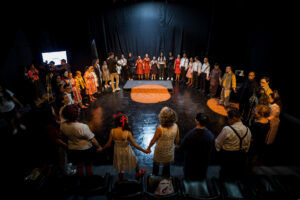 Un grupo de actores participan en una obra de teatro este jueves, en Caracas (Venezuela). EFE/ Miguel Gutierrez
