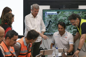 El presidente de la Xunta, Alfonso Rueda, durante la visita que ha realizado con la conselleira de Medio Rural, María José Gómez, al Centro de Coordinación Operativa (CECOP) de Ourense. EFE/Xunta de Galicia -SOLO USO EDITORIAL/SOLO DISPONIBLE PARA ILUSTRAR LA NOTICIA QUE ACOMPAÑA (CRÉDITO OBLIGATORIO)-