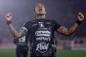 Dayro Moreno de Once Caldas celebra un gol este martes, durante un partido de octavos de final de la Copa Sudamericana. EFE/ Juan Ignacio Roncoroni