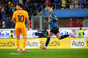 El jugador del Atalanta Gianluca Scamacca celebra el 1-1 durante el partido de la Serie A quehan jugado Atalanta BCy Pisa SC en Bérgamo, Italia. EFE/EPA/MICHELE MARAVIGLIA