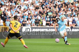 El noruego Erling Haaland logra el 0-3 durante el partido de la Premier League que han jugado Wolverhampton Wolves y Manchester City, en Wolverhampton, Reino Unido. EFE/EPA/ADAM VAUGHAN